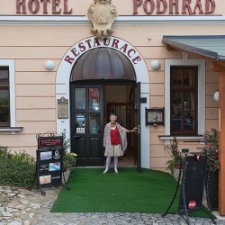 Luba Skořepová před hotelem Podhrad