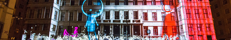 Jako projekční plocha posloužila rovněž fasáda Městské knihovny na Mariánském náměstí: OUT OF PLACE -The Electric Canvas Foto: Michal Ureš, NG Myslbek, oficiální zdroj
