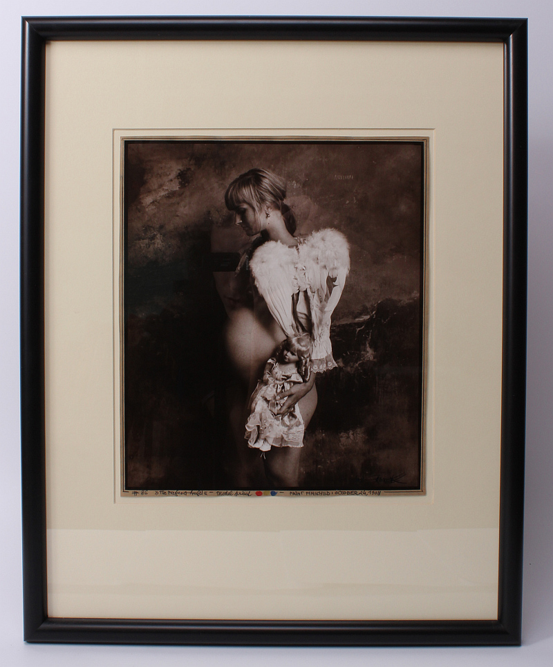 Saudek Jan - The Pregnant Angel, signováno vpravo dole, černobílá fotografie, 29,5 x 25 cm, sklo, rám, vyvolávací cena 15  000 Kč Foto archiv Dorotheum, oficiální zdroj