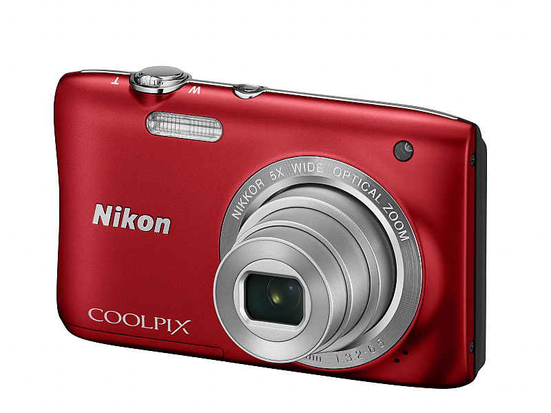 Fotoaparát COOLPIX S3900 značky Nikon  v ohnivě červeném zbarvení pláště Foto: Nikon, oficiální zdroj