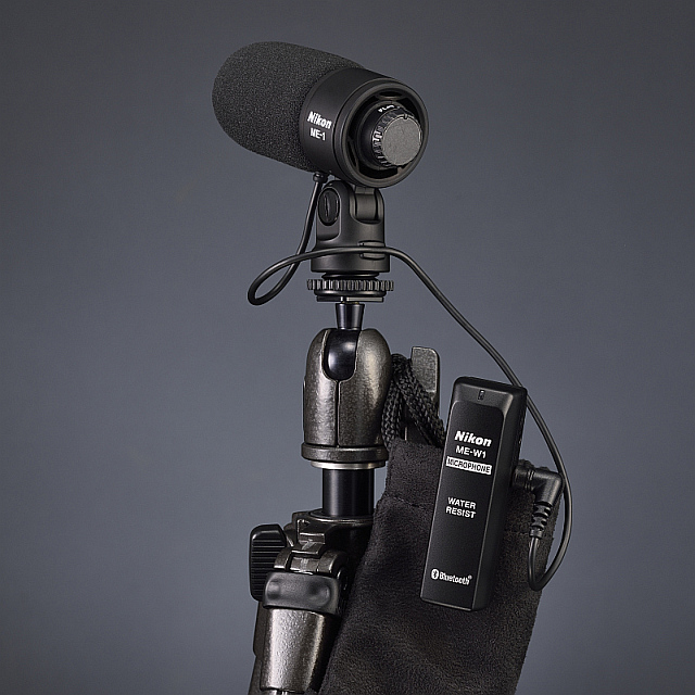 Bezdrátový mikrofon ME-W1 připojený ke stereofonnímu mikrofonu Nikon ME-1 Foto: Nikon, oficiální zdroj