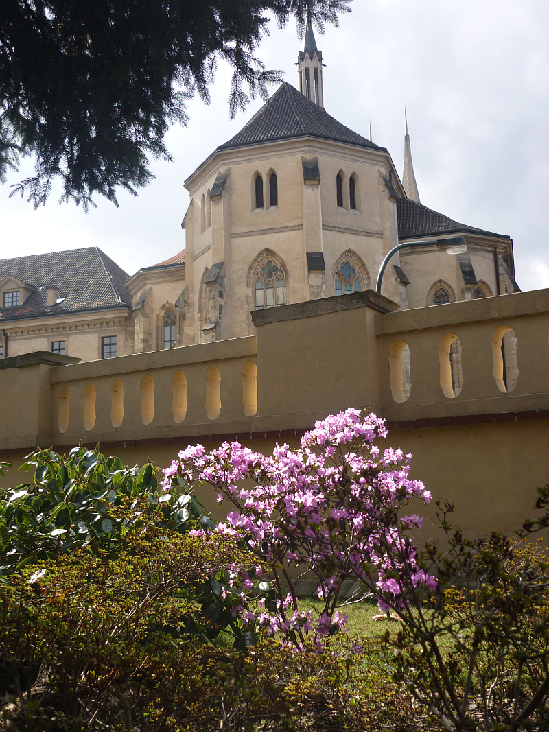 Jarní výstava skalniček: Azalka s Emauzským klášterem Foto: e-Newspeak