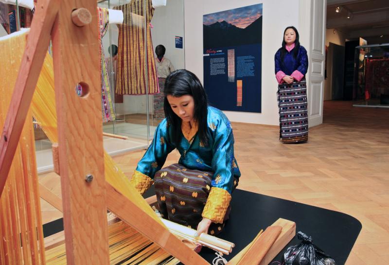 Výstava Bhútán – země blízko: Tkaní s bhútánskou tkadlenou nebe Foto: Náprstkovo muzeum, oficiální zdroj