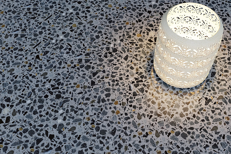 Litá podlaha z cementových potěrů Cemflow Look má nejrůznější vzhled nadý použitým kamenivem Foto: Českomoravský beton, oficiální zdroj 