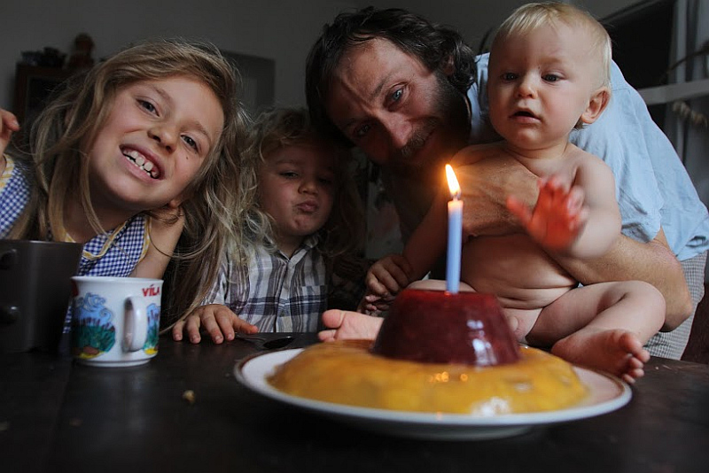 Cukr blog: : „Děti si mlsání užívají i bez cukru. Na obrázku můžete vidět rodinu, která byla hlavním zdrojem Andreiny energie a důvodem, proč se nebát a bojovat.“ Foto: Jeden svět, oficiální zdroj