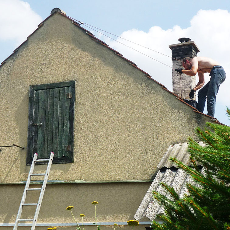 Absence bezpečnostních prvků zvyšuje při opravě střechy riziko úrazu Foto: e-Newspeak