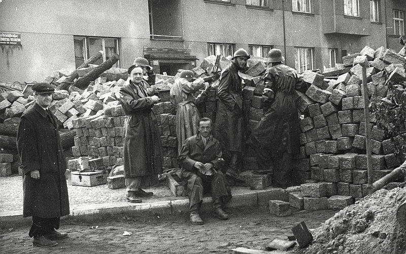 Barikádníci v Bubenči v ulici Bedřicha Velikého, foto Bohumil Černý/MHMP, oficiální zdroj