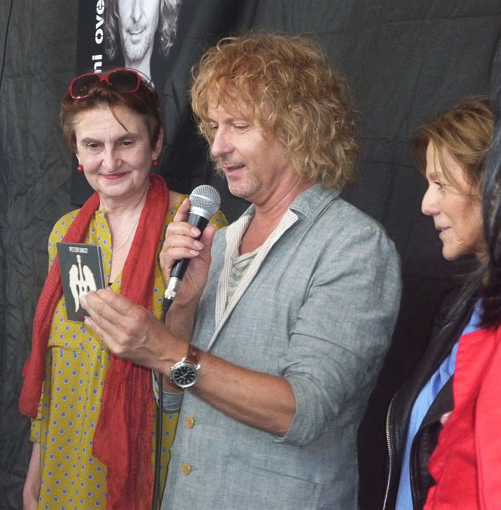 Peter Nagy spolu s kmotřičkami svého CD Evou Holubovou a Lenkou Filipovou Foto: e-Newspeak