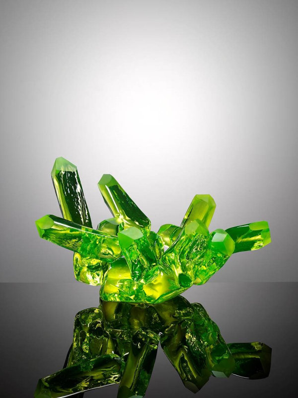 Maxim Velčovský: Mísa MINErals Nr. 1 sklo uranové, hutně tvarované, broušené, výška 25 cm, délka 42 cm, vyvolávací cena 55 000 Kč Foto: Dorotheum, oficiální zdroj