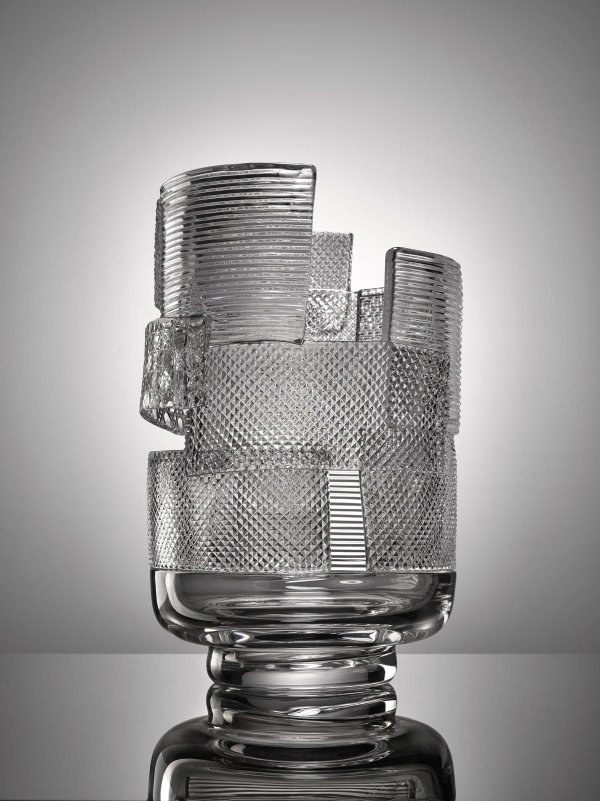 Nendo-Oki Sato: Váza Patchwork sklo čiré, hutně tvarované z předbroušených dílů, výška 38,5 cm, průměr 27 cm Foto: Dorotheum, oficiální zdroj