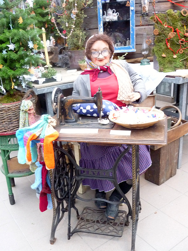 Vánoční výstava: Babka u šicího stroje Foto: e-Newspeak