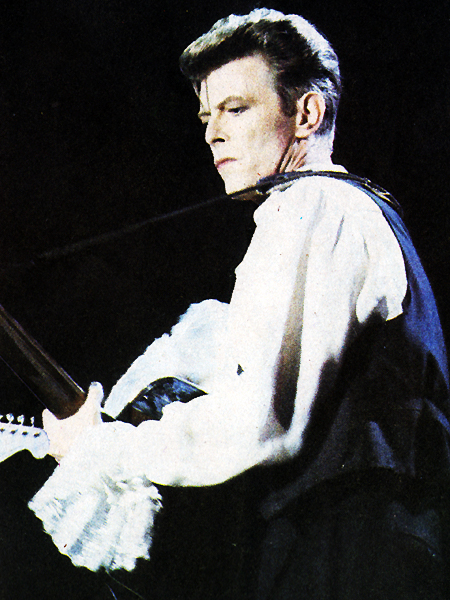 David Bowie na festivalu "Rock in Chile" 27. září 1990 Foto: Jorge Barrios/Wikimedia Commons