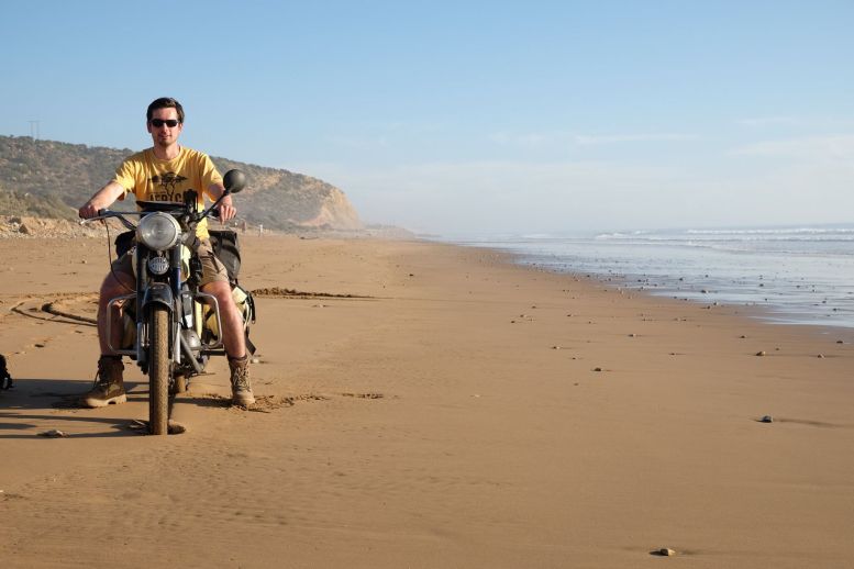 Čezetou kolem Afriky: Martin Magnusek na pláži v Maroku Foto: Martin Magnusek, oficiální zdroj