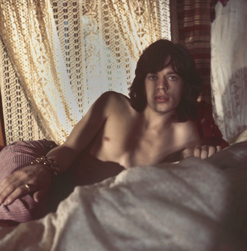 Cecil Beaton: Mick Jagger, 1968, barevná fotografie  Oficiální zdroj: Museum Kampa