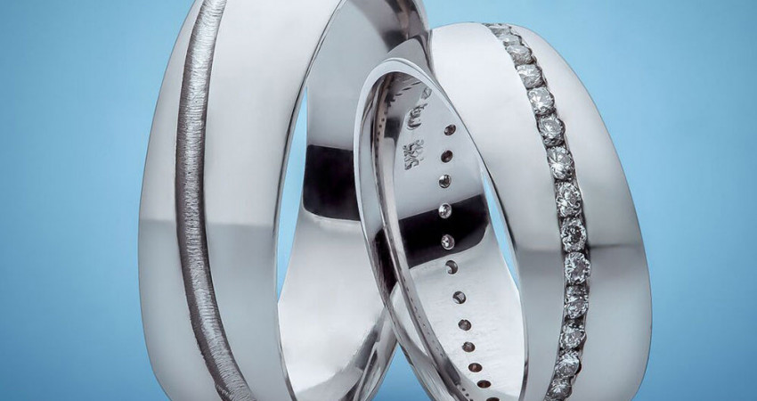Autorské snubní prsteny z bílého zlata osázené v diagonále bílými diamanty, cena 48 320 Kč, Esterstyl Foto: Esterstyl, oficiální zdroj
